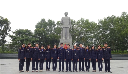 VKSND huyện Chương Mỹ  tổ chức dâng hương, báo công tại tượng đài đồng...